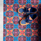Op maat gemaakte droogloopmat Let’s Dance in the Sixties in blauw en oranje met golvende jaren 60 print – opvallende design deurmat voor binnen van Studio LilaLine