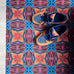 Op maat gemaakte droogloopmat Let’s Dance in the Sixties in blauw en oranje met golvende jaren 60 print – opvallende design deurmat voor binnen van Studio LilaLine