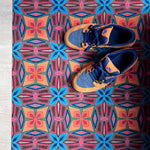 Op maat gemaakte droogloopmat Let’s Dance in the Sixties in blauw en oranje met golvende jaren 60 print – opvallende design deurmat voor binnen van Studio LilaLine