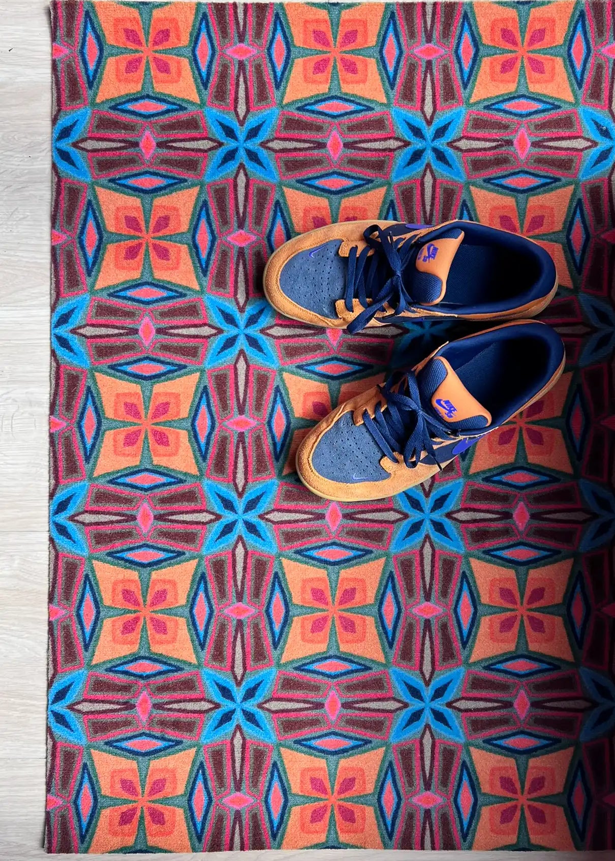 Op maat gemaakte droogloopmat Let’s Dance in the Sixties in blauw en oranje met golvende jaren 60 print – opvallende design deurmat voor binnen van Studio LilaLine