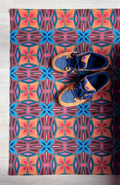 Op maat gemaakte droogloopmat Let’s Dance in the Sixties in blauw en oranje met golvende jaren 60 print – opvallende design deurmat voor binnen van Studio LilaLine