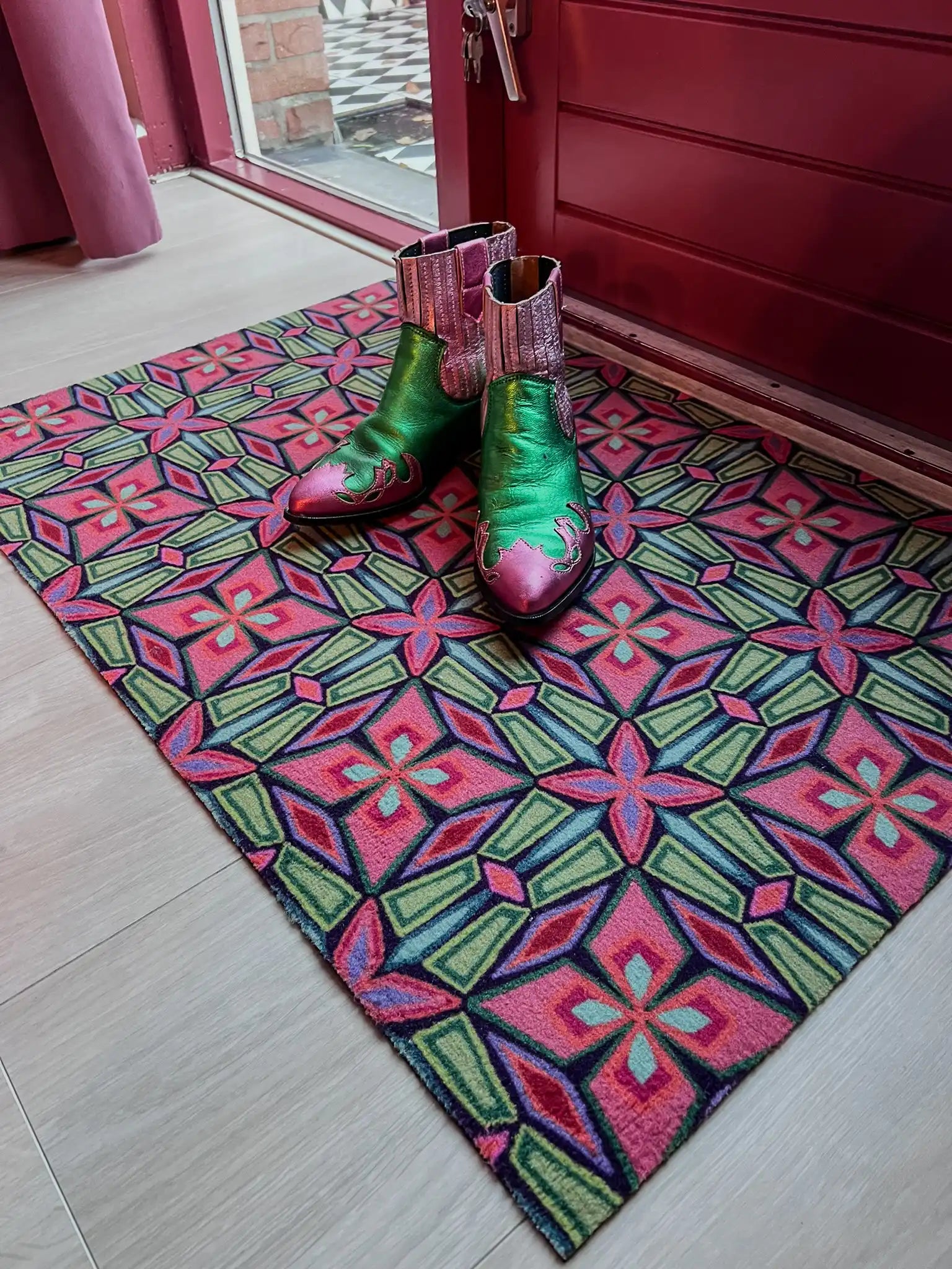 Op maat gemaakte droogloopmat Let’s Dance in the Sixties in funky groen met retroprint – speelse design deurmat voor binnen van Studio LilaLine
