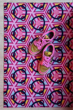 Op maat gemaakte droogloopmat Let’s Go Wild in roze met grafisch patroon – gedurfde design deurmat voor binnen van Studio LilaLine