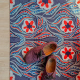 Op maat gemaakte droogloopmat Lush Garden in ijzig blauw met zacht botanisch ontwerp – frisse design deurmat voor binnen van Studio LilaLine