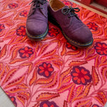 Op maat gemaakte droogloopmat Lush Garden in roze met weelderig bloemenpatroon – romantische design deurmat voor binnen van Studio LilaLine
