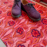 Op maat gemaakte droogloopmat Lush Garden in roze met weelderig bloemenpatroon – romantische design deurmat voor binnen van Studio LilaLine