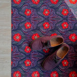 Op maat gemaakte droogloopmat Lush Garden in rood en blauw met levendige bloemenprint – kleurrijke design deurmat voor binnen van Studio LilaLine