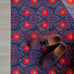 Op maat gemaakte droogloopmat Lush Garden in rood en blauw met levendige bloemenprint – kleurrijke design deurmat voor binnen van Studio LilaLine