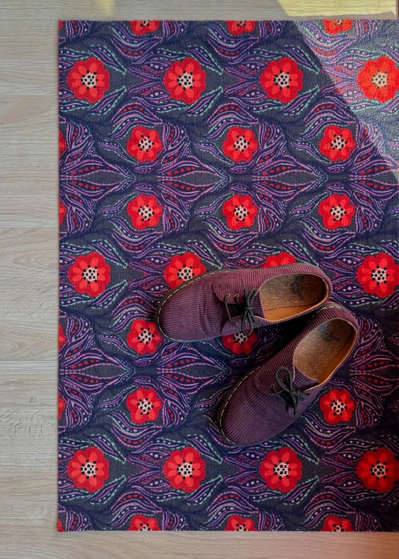 Op maat gemaakte droogloopmat Lush Garden in rood en blauw met levendige bloemenprint – kleurrijke design deurmat voor binnen van Studio LilaLine