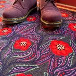 Op maat gemaakte droogloopmat Lush Garden in rood en blauw met levendige bloemenprint – kleurrijke design deurmat voor binnen van Studio LilaLine
