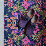 Op maat gemaakte droogloopmat Midnight Blooming met bloemenprint in roze, paars en groen – dromerige design deurmat voor binnen van Studio LilaLine
