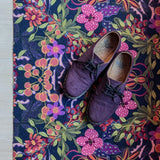 Op maat gemaakte droogloopmat Midnight Blooming met bloemenprint in roze, paars en groen – dromerige design deurmat voor binnen van Studio LilaLine
