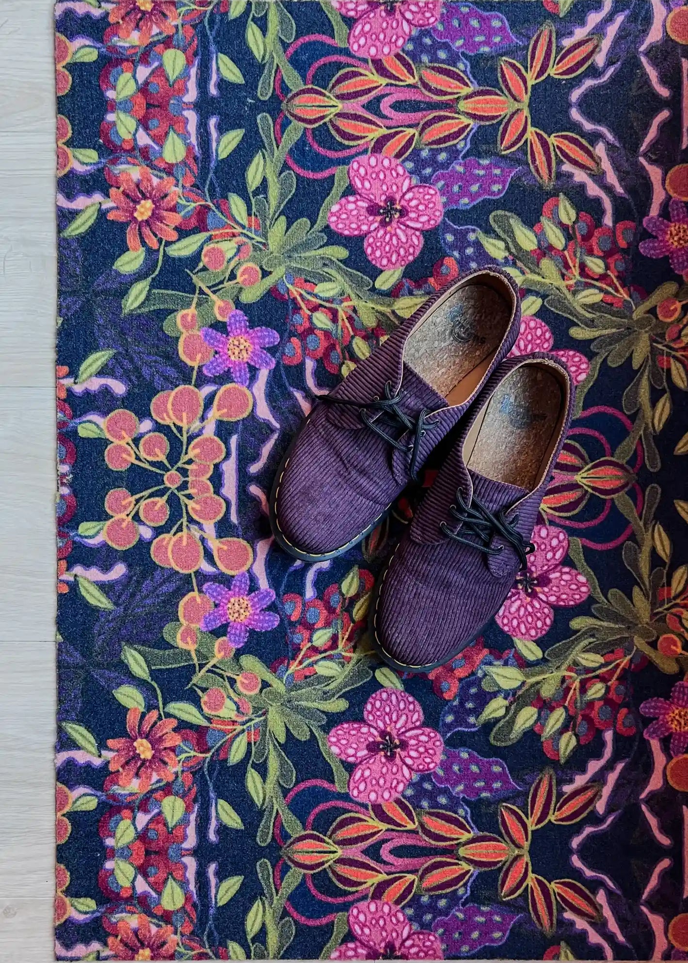 Op maat gemaakte droogloopmat Midnight Blooming met bloemenprint in roze, paars en groen – dromerige design deurmat voor binnen van Studio LilaLine