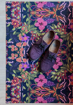 Op maat gemaakte droogloopmat Midnight Blooming met bloemenprint in roze, paars en groen – dromerige design deurmat voor binnen van Studio LilaLine