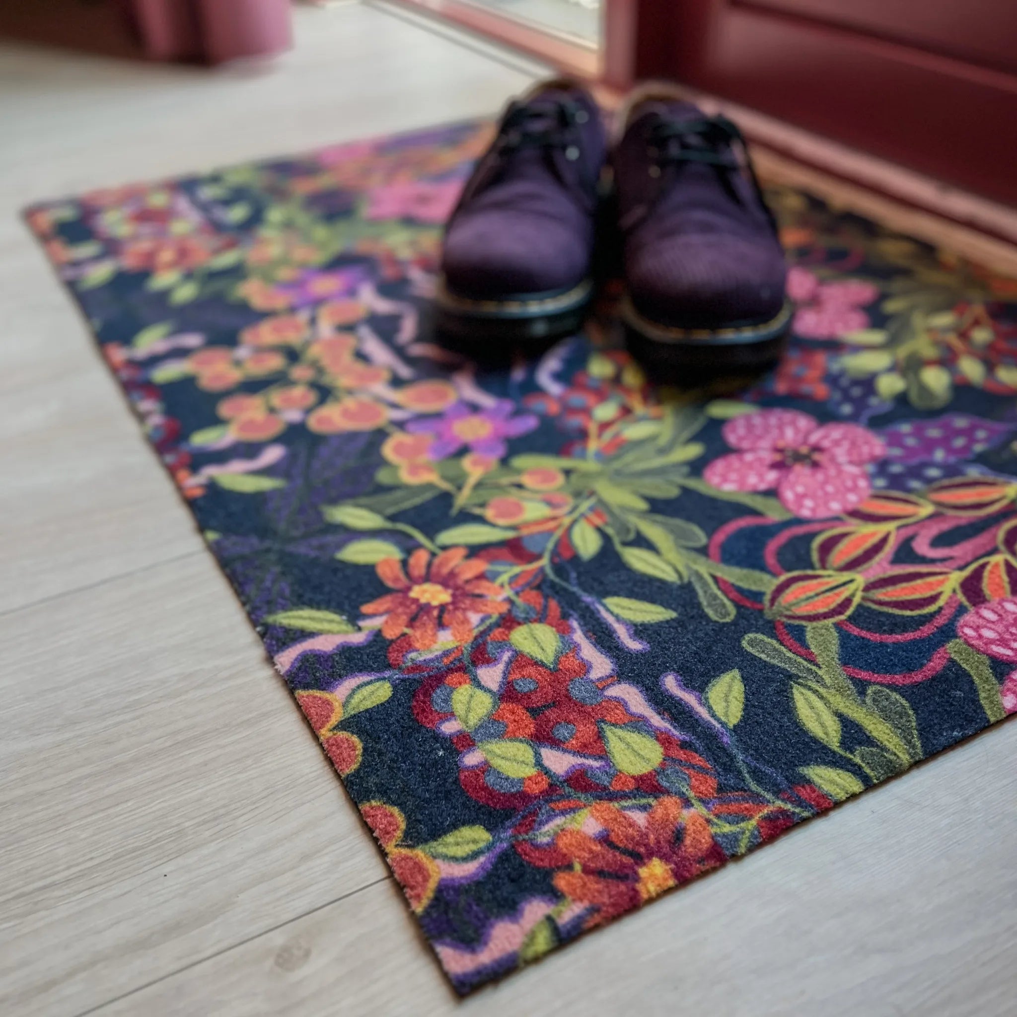 Op maat gemaakte droogloopmat Midnight Blooming met bloemenprint in roze, paars en groen – dromerige design deurmat voor binnen van Studio LilaLine