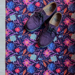 Op maat gemaakte droogloopmat Mindfull Flower met bloemenprint in blauw, paars en roze – rustgevende design deurmat voor binnen van Studio LilaLine