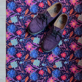 Op maat gemaakte droogloopmat Mindfull Flower met bloemenprint in blauw, paars en roze – rustgevende design deurmat voor binnen van Studio LilaLine