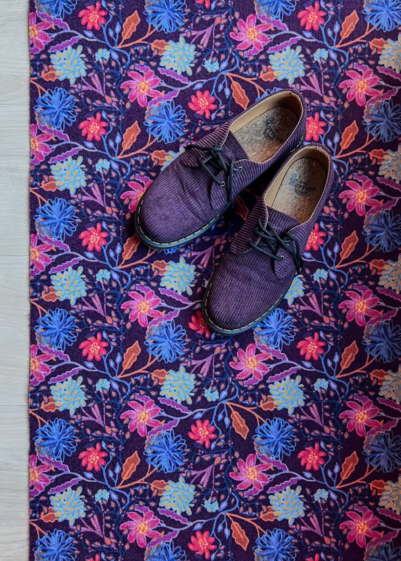 Op maat gemaakte droogloopmat Mindfull Flower met bloemenprint in blauw, paars en roze – rustgevende design deurmat voor binnen van Studio LilaLine