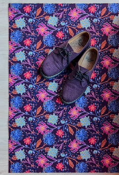 Op maat gemaakte droogloopmat Mindfull Flower met bloemenprint in blauw, paars en roze – rustgevende design deurmat voor binnen van Studio LilaLine