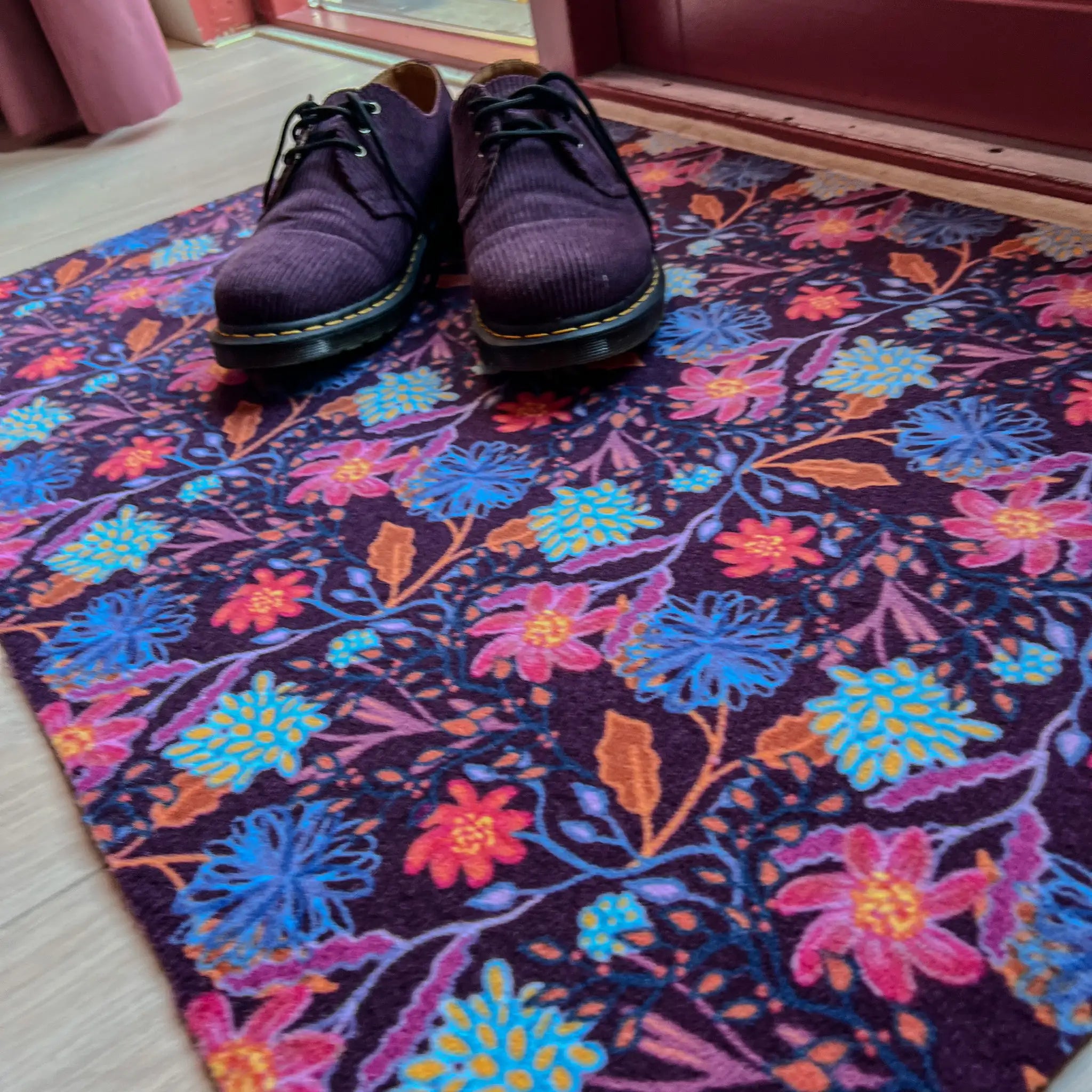Op maat gemaakte droogloopmat Mindful Flower met bloemenprint in blauw, paars en roze – rustgevende design deurmat voor binnen van Studio LilaLine