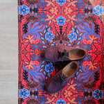 Op maat gemaakte droogloopmat Mirror Bloom in blauw met grafisch bloempatroon – frisse design deurmat voor binnen van Studio LilaLine