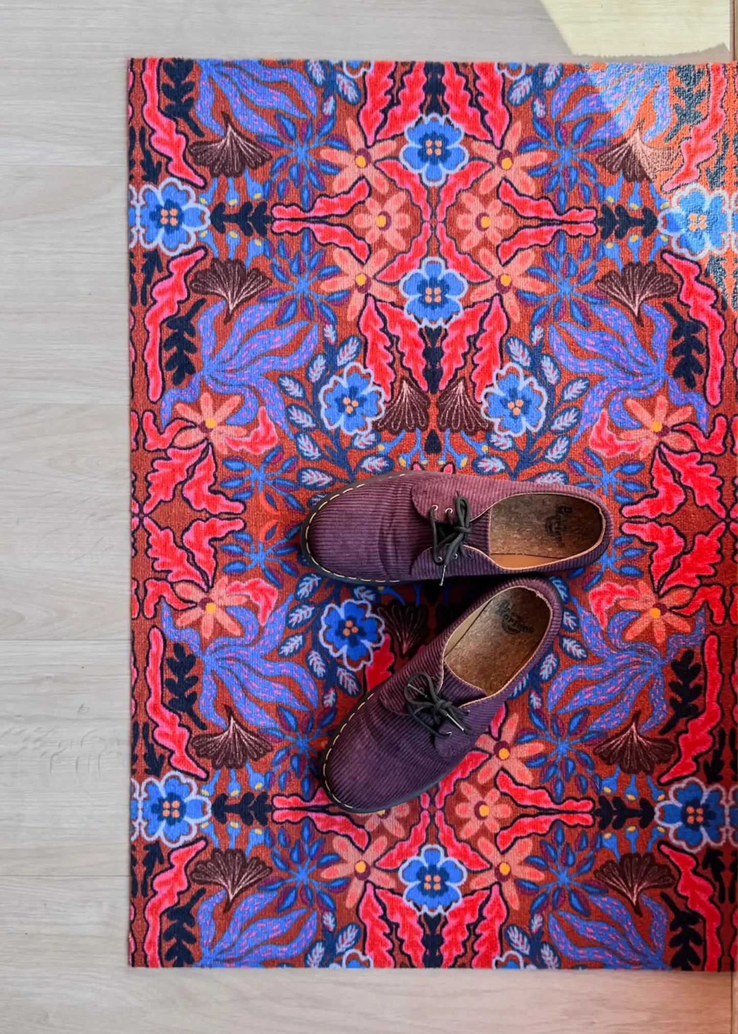 Op maat gemaakte droogloopmat Mirror Bloom in blauw met grafisch bloempatroon – frisse design deurmat voor binnen van Studio LilaLine