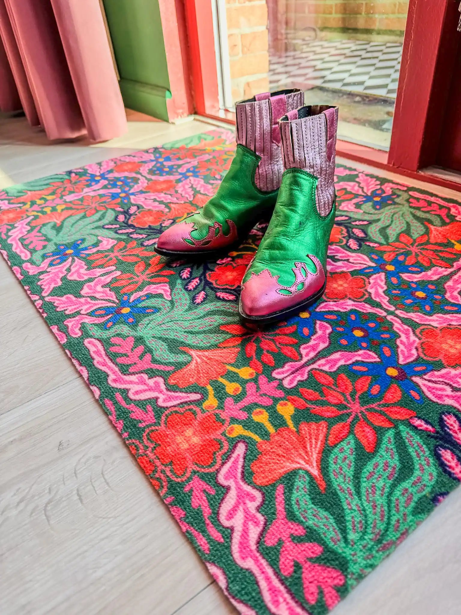 Op maat gemaakte droogloopmat Mirror Bloom in groen met spiegelend bloemenontwerp – natuurlijke design deurmat voor binnen van Studio LilaLine