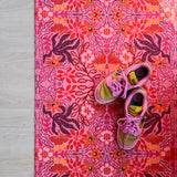 Op maat gemaakte droogloopmat Mirror Bloom in roze met spiegelend bloemenpatroon – opvallende design deurmat voor binnen van Studio LilaLine