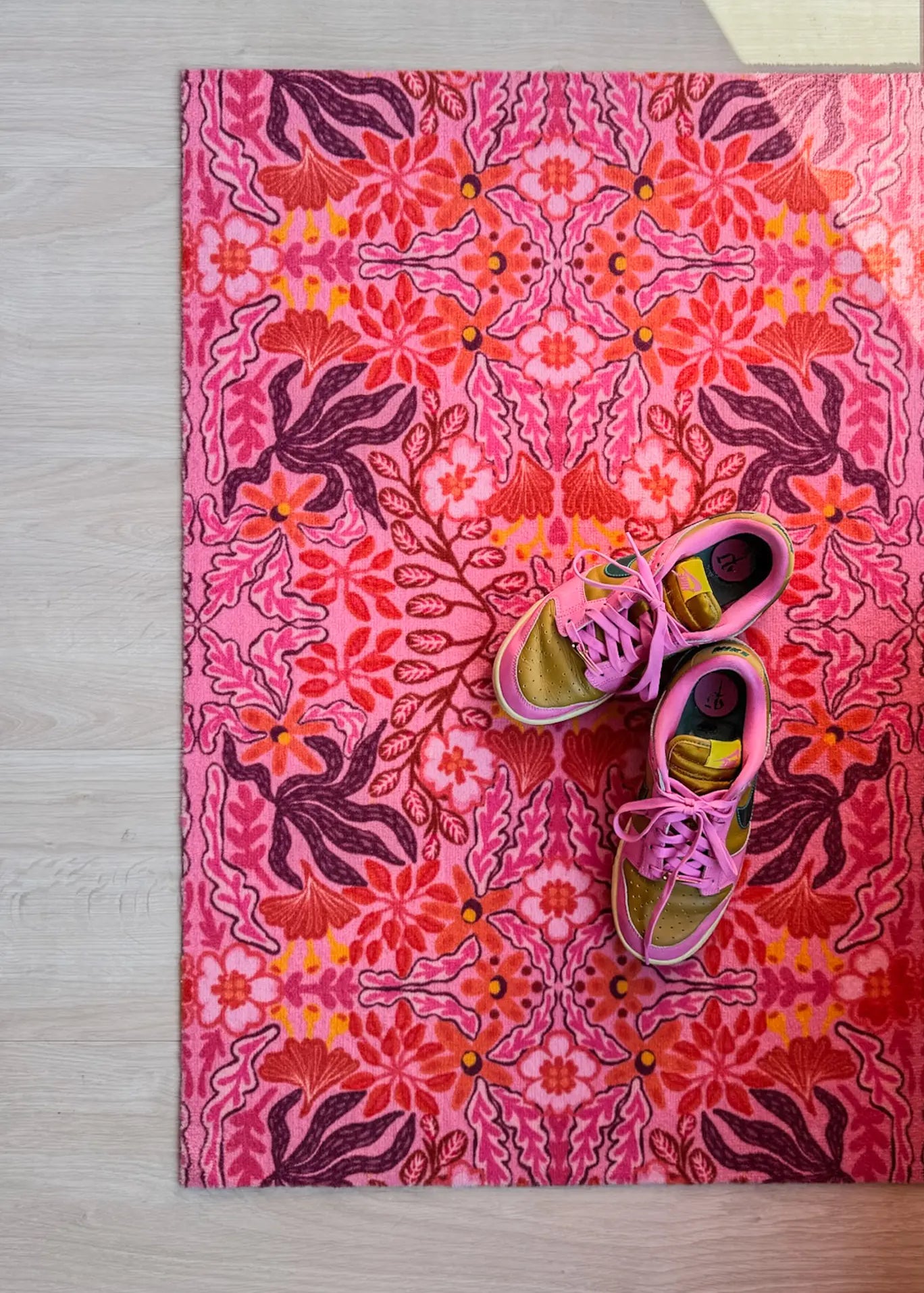 Op maat gemaakte droogloopmat Mirror Bloom in roze met spiegelend bloemenpatroon – opvallende design deurmat voor binnen van Studio LilaLine