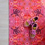 Op maat gemaakte droogloopmat Mirror Bloom in roze met spiegelend bloemenpatroon – opvallende design deurmat voor binnen van Studio LilaLine