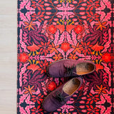 Op maat gemaakte droogloopmat Mirror Bloom in roze en paars met symmetrisch bloemenmotief – unieke design deurmat voor binnen van Studio LilaLine