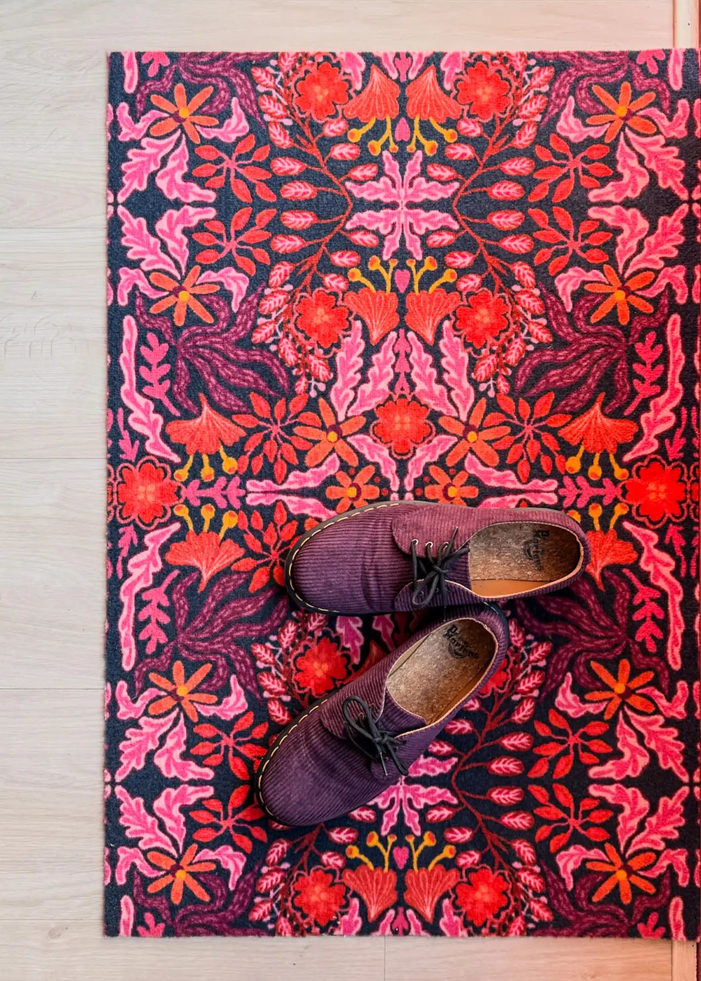 Op maat gemaakte droogloopmat Mirror Bloom in roze en paars met symmetrisch bloemenmotief – unieke design deurmat voor binnen van Studio LilaLine