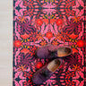 Op maat gemaakte droogloopmat Mirror Bloom in roze en paars met symmetrisch bloemenmotief – unieke design deurmat voor binnen van Studio LilaLine