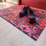 Op maat gemaakte droogloopmat Mirror Bloom in roze en paars met symmetrisch bloemenmotief – unieke design deurmat voor binnen van Studio LilaLine