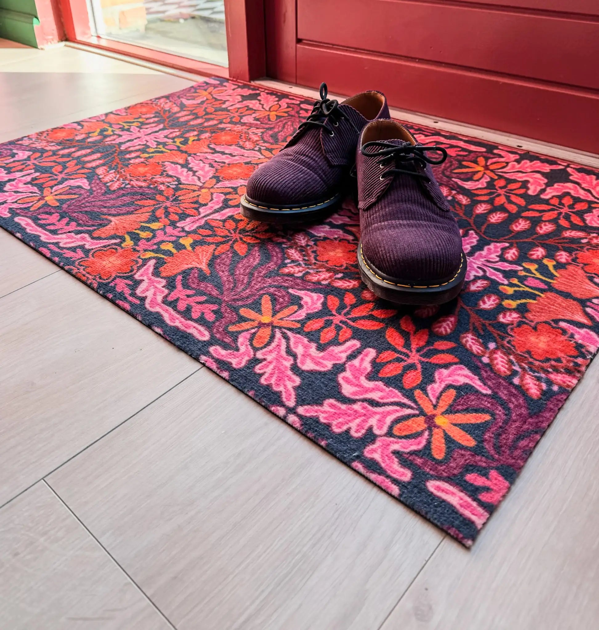 Op maat gemaakte droogloopmat Mirror Bloom in roze en paars met symmetrisch bloemenmotief – unieke design deurmat voor binnen van Studio LilaLine