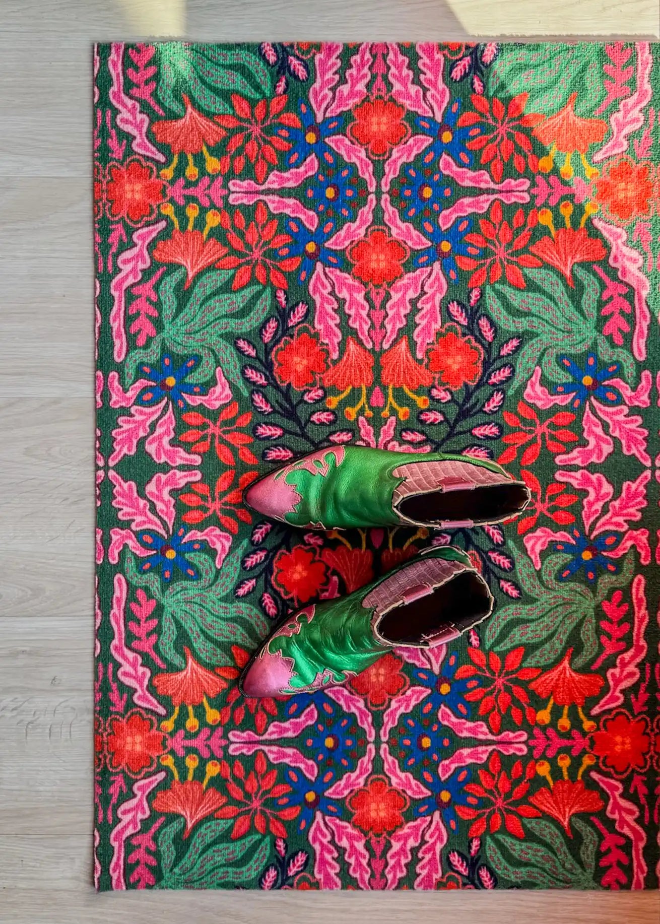 Op maat gemaakte droogloopmat Mirror Bloom in groen met spiegelend bloemenontwerp – natuurlijke design deurmat voor binnen van Studio LilaLine