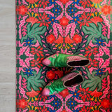 Op maat gemaakte droogloopmat Mirror Bloom in groen met spiegelend bloemenontwerp – natuurlijke design deurmat voor binnen van Studio LilaLine