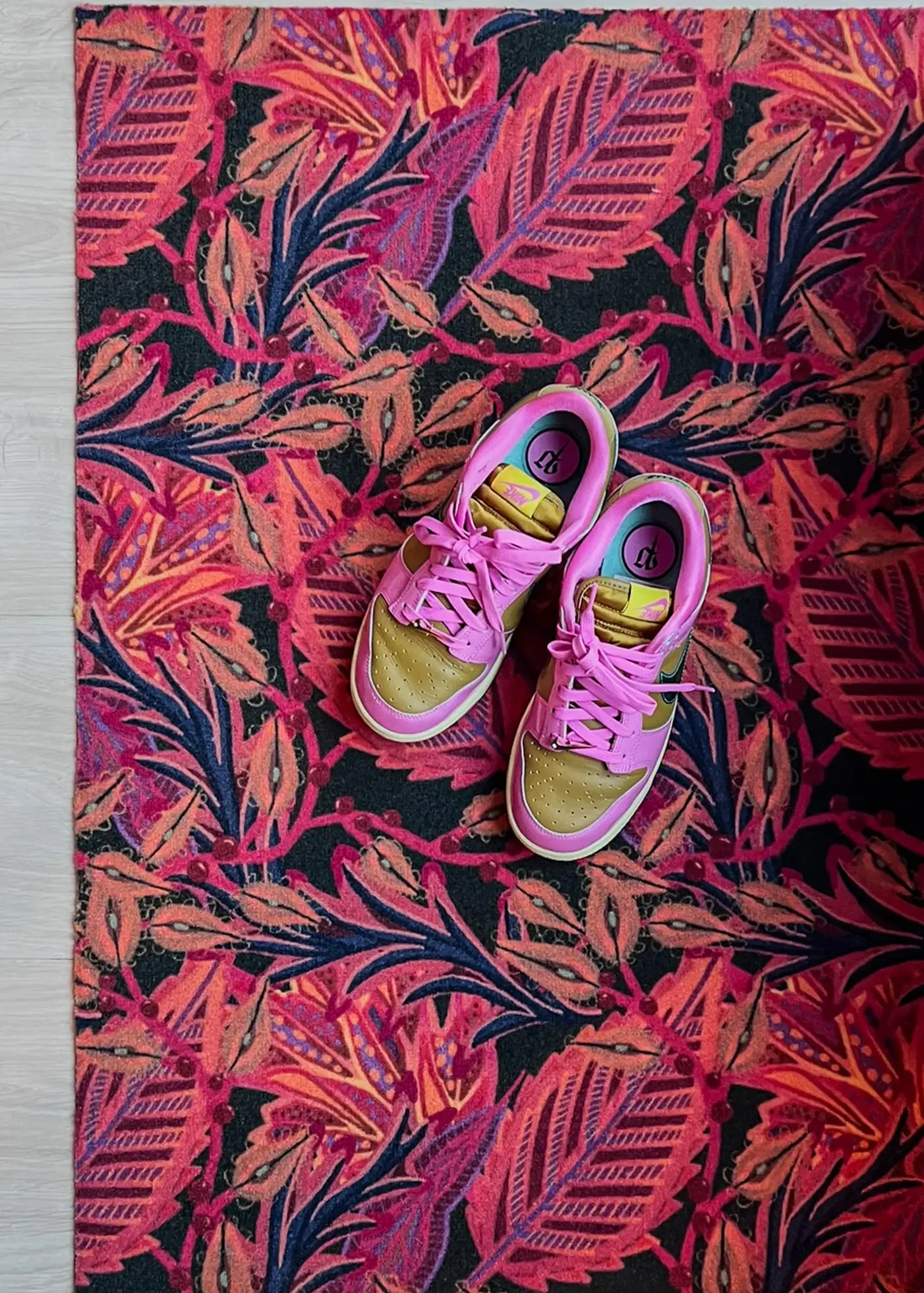 Op maat gemaakte droogloopmat Onnaliene met organisch patroon in oranje en rood – expressieve design deurmat voor binnen van Studio LilaLine