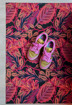 Op maat gemaakte droogloopmat Onnaliene met organisch patroon in oranje en rood – expressieve design deurmat voor binnen van Studio LilaLine