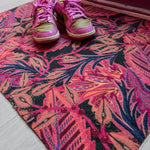 Op maat gemaakte droogloopmat Onnaliene met organisch patroon in oranje en rood – expressieve design deurmat voor binnen van Studio LilaLine