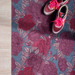 Droogloopmat met oudroze en rode pioenrozen op een vergrijsd blauwe ondergrond. Een elegante, winterse bloemenprint die rust en stijl brengt.