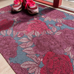 Droogloopmat met oudroze en rode pioenrozen op een vergrijsd blauwe ondergrond. Een elegante, winterse bloemenprint die rust en stijl brengt.