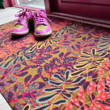 Op maat gemaakte droogloopmat Polkadot Jungle in okergeel met kleurrijke bladeren en stippenprint – speelse design deurmat voor binnen van Studio LilaLine