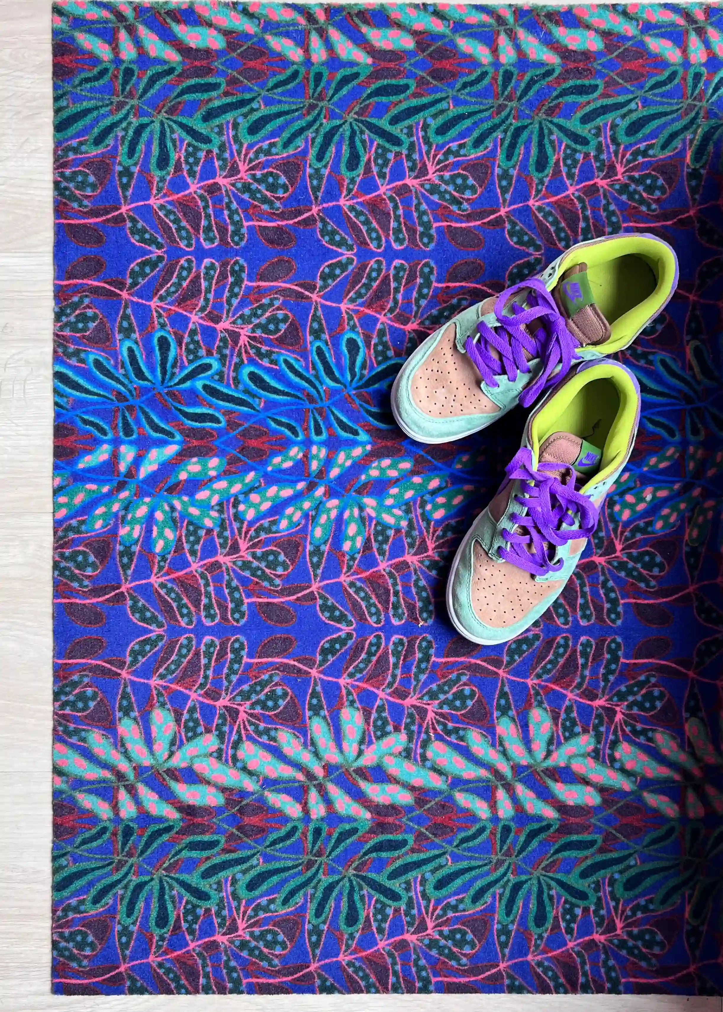 Op maat gemaakte droogloopmat Polkadot Jungle in roze en blauw met speels botanisch stippenpatroon – vrolijke design deurmat voor binnen van Studio LilaLine