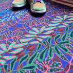 Op maat gemaakte droogloopmat Polkadot Jungle in roze en blauw met speels botanisch stippenpatroon – vrolijke design deurmat voor binnen van Studio LilaLine