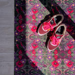 Droogloopmat en deurmat in één van Studio LilaLine met een speelse klaprozenprint in groene tinten met accenten van roze en rood – de bloemen lijken lichtjes te wiegen op een zachte lentebries. Deze mat is slijtvast, neemt goed vocht op en is perfect voor wie kleur en karakter aan de hal of entree wil toevoegen. Zowel praktisch als een echte blikvanger.