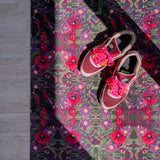 Droogloopmat en deurmat in één van Studio LilaLine met een speelse klaprozenprint in groene tinten met accenten van roze en rood – de bloemen lijken lichtjes te wiegen op een zachte lentebries. Deze mat is slijtvast, neemt goed vocht op en is perfect voor wie kleur en karakter aan de hal of entree wil toevoegen. Zowel praktisch als een echte blikvanger.