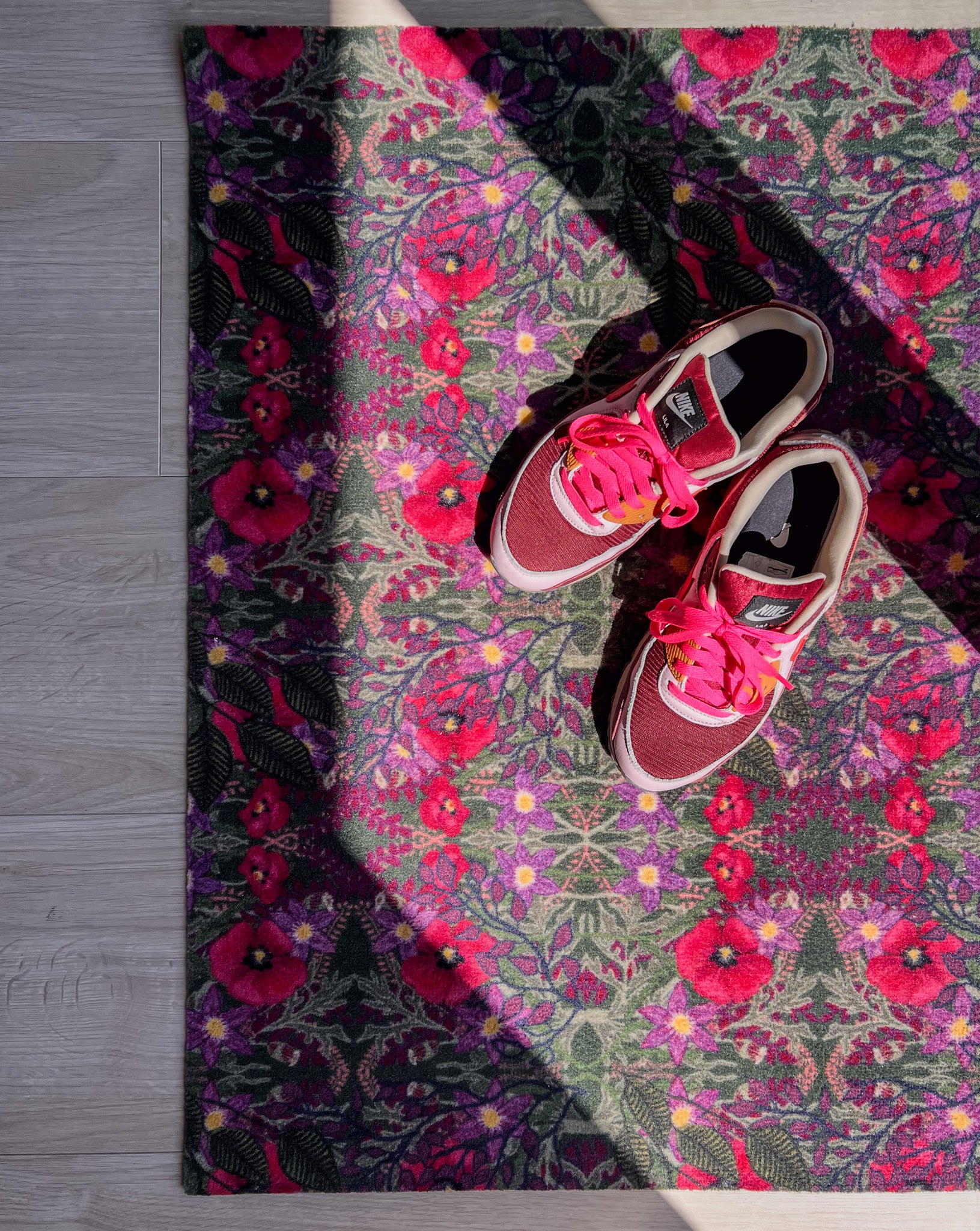 Droogloopmat en deurmat in één van Studio LilaLine met een speelse klaprozenprint in groene tinten met accenten van roze en rood – de bloemen lijken lichtjes te wiegen op een zachte lentebries. Deze mat is slijtvast, neemt goed vocht op en is perfect voor wie kleur en karakter aan de hal of entree wil toevoegen. Zowel praktisch als een echte blikvanger.