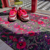Droogloopmat en deurmat in één van Studio LilaLine met een speelse klaprozenprint in groene tinten met accenten van roze en rood – de bloemen lijken lichtjes te wiegen op een zachte lentebries. Deze mat is slijtvast, neemt goed vocht op en is perfect voor wie kleur en karakter aan de hal of entree wil toevoegen. Zowel praktisch als een echte blikvanger.