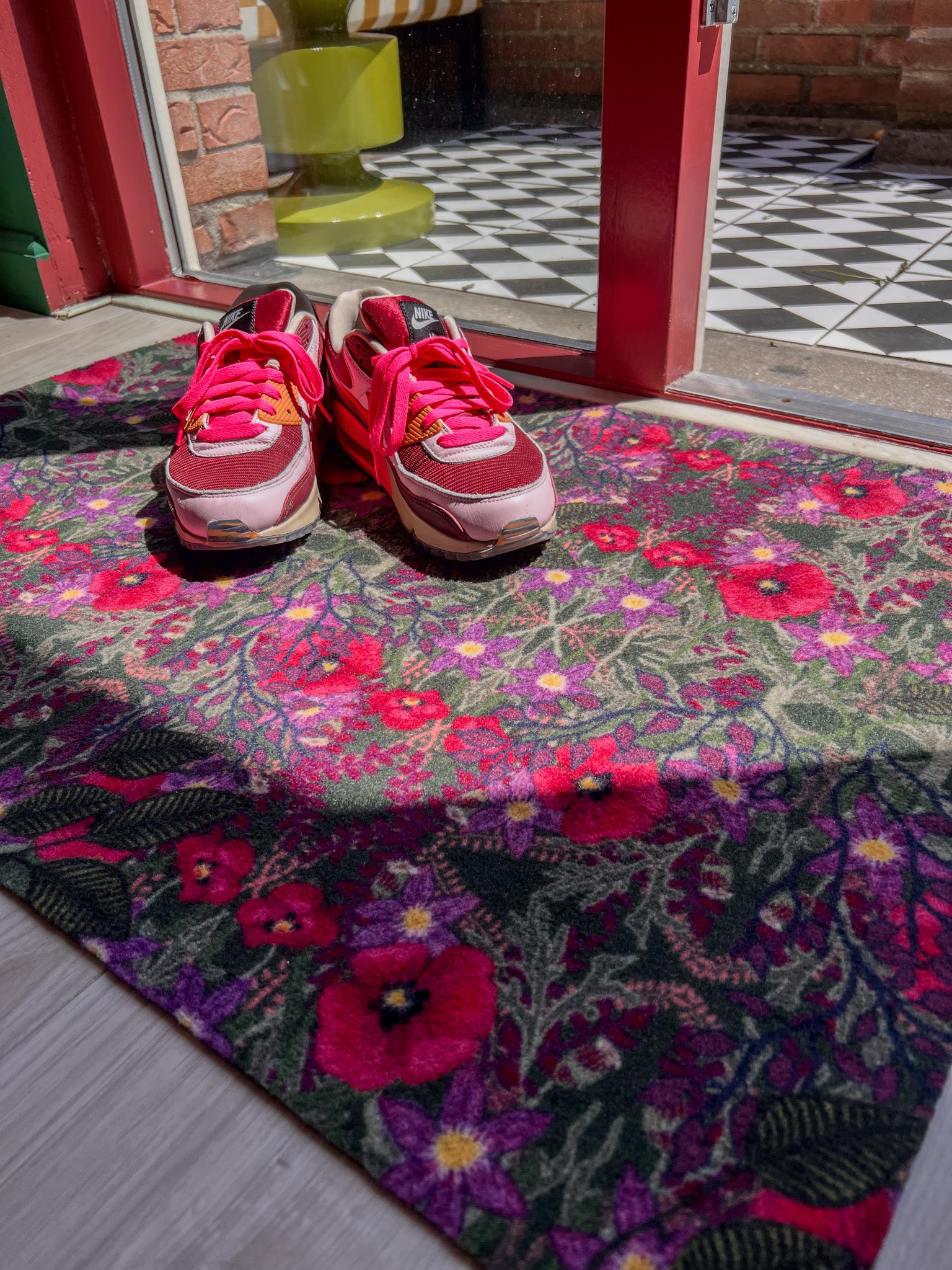 Droogloopmat en deurmat in één van Studio LilaLine met een speelse klaprozenprint in groene tinten met accenten van roze en rood – de bloemen lijken lichtjes te wiegen op een zachte lentebries. Deze mat is slijtvast, neemt goed vocht op en is perfect voor wie kleur en karakter aan de hal of entree wil toevoegen. Zowel praktisch als een echte blikvanger.